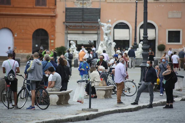 이탈리아 2020 로마의 나보나 광장에서 사람들 휴식을 취한다 이탈리아에서의 Covid — 스톡 사진