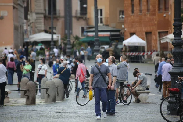 Roma Italia Mayo 2020 Muchas Personas Relajan Piazza Navona Roma — Foto de Stock