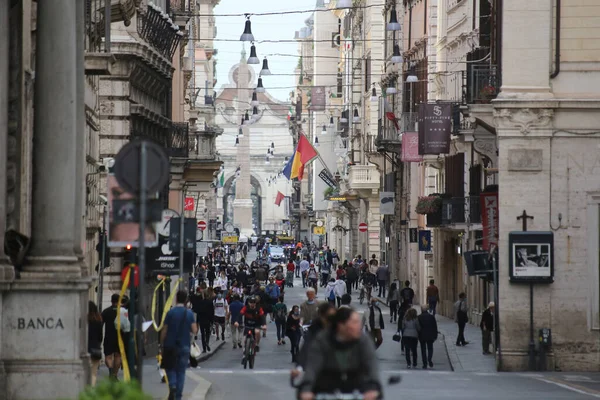 이탈리아 2020 로마에서 사람들 가족들 거리를 거닐다 이탈리아에서의 Covid — 스톡 사진