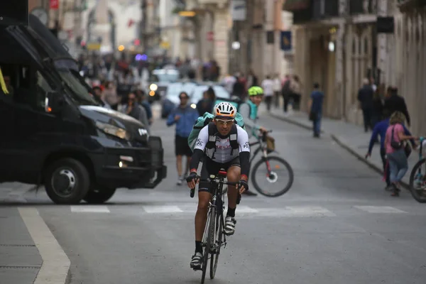 Roma Italia Mayo 2020 Los Ciclistas Entregan Comida Través Del —  Fotos de Stock