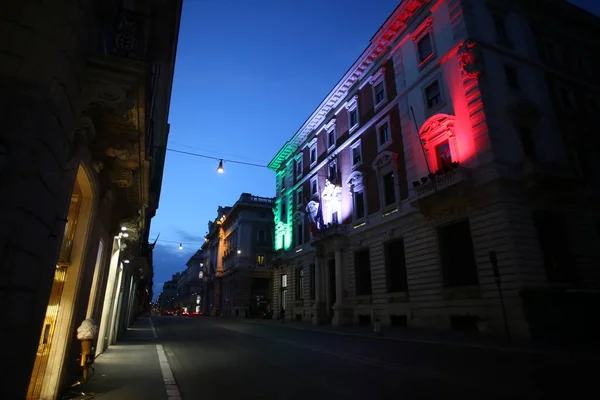 Roma, İtalya 9 Mayıs 2020: Roma 'daki Via del Corso' da İtalyan bayrağı renginde saray. Covid-19 acil karantinasından sonra İtalya 'da ikinci aşamaya başlayan ilk hafta sonu..