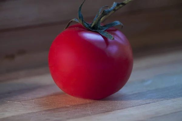 Reife rote Tomate auf dem Holztisch — Stockfoto
