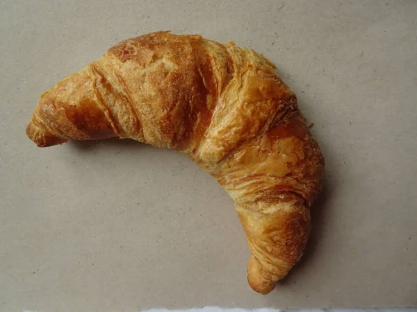 Croissant Gostoso Papel Duro Vista Superior — Fotografia de Stock