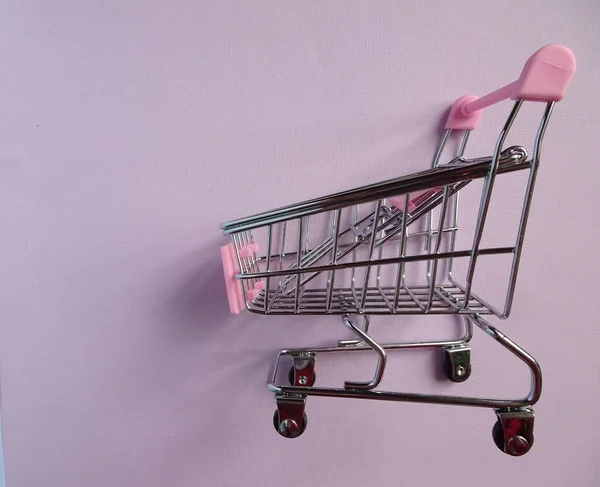 Chariot Chariot Supermarché Vide Sur Fond Violet Vue Latérale Consumérisme — Photo