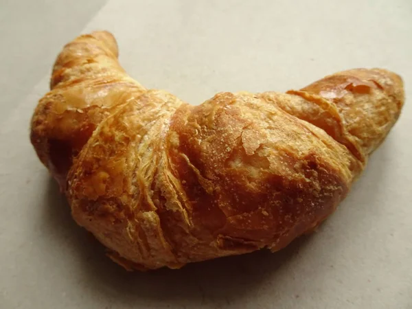 Finom Croissant Igencsak Durva Tapintású Papírra Szemközti Nézet — Stock Fotó