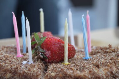 Doğum günü pastası mumlar ve çilek ile ev yapımı