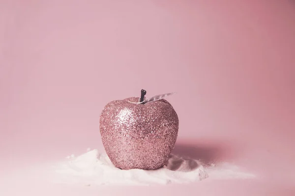Roze glinsterende appel in de sneeuw. Concept voor Rosh hashanah, nieuwjaarsvakantie — Stockfoto