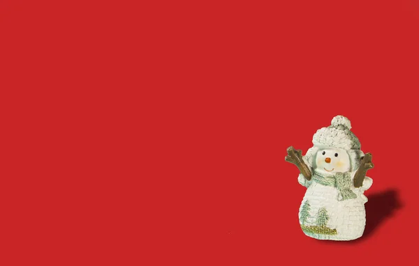 Manusia salju yang lucu dengan latar belakang merah. Natal, spanduk Tahun Baru dengan ruang fotokopi untuk teks Anda — Stok Foto