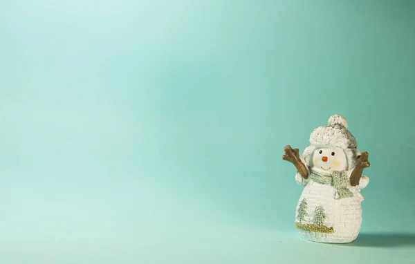 Manusia salju yang lucu di latar belakang biru. Natal, spanduk Tahun Baru dengan ruang fotokopi untuk teks Anda — Stok Foto