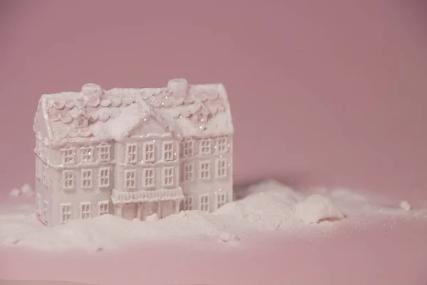 Winterhuis miniatuur. Kerstmis, Nieuwjaar vakantie minimale foto — Stockfoto