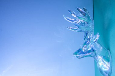 Geyik kafası duvarda. Neon holografik renkler. En küçük resmi kavra