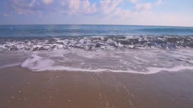 Sahildeki deniz dalgaları. İyi bir yaz gününde deniz kıyısında. Tatil havası.