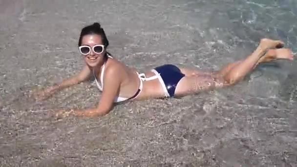 Vacker Kvinna Som Blir Solbränd Havsvågor Attraktiv Flicka Solglasögon Stranden — Stockvideo