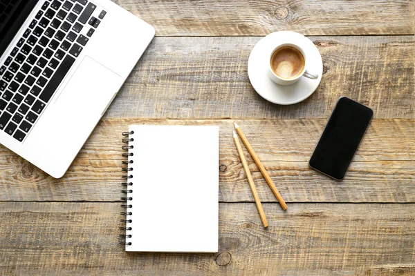 Lieu de travail confortable à la table en bois — Photo