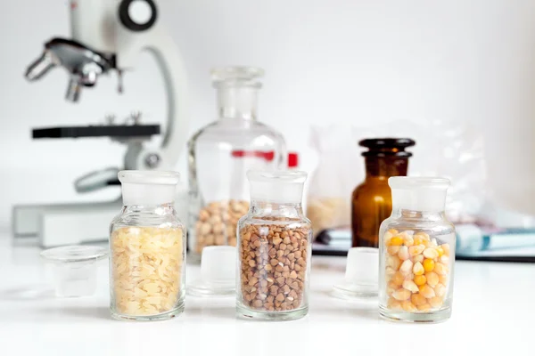 Cereales en viales de vidrio para análisis en laboratorio — Foto de Stock