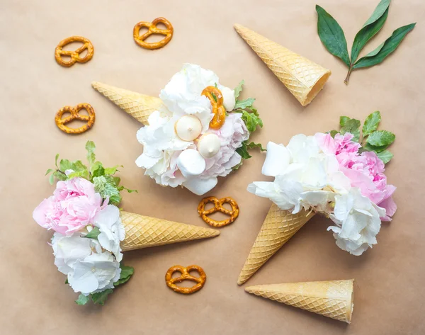 Sträuße von Pfingstrosen in einem Waffelkegel — Stockfoto