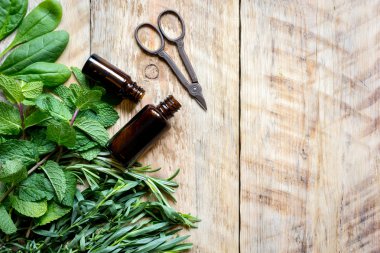 ahşap arka plan üzerinde baharatlı taze otlar