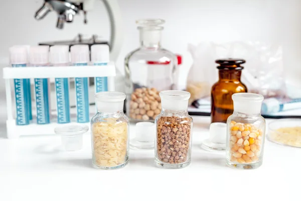 Pruebas de detección de plaguicidas en cereales en laboratorio — Foto de Stock