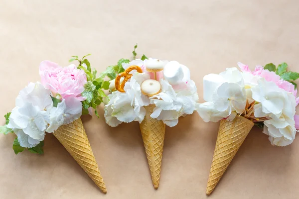 Bouquets of peonies in a waffle cone on craft paper — Stock Photo, Image