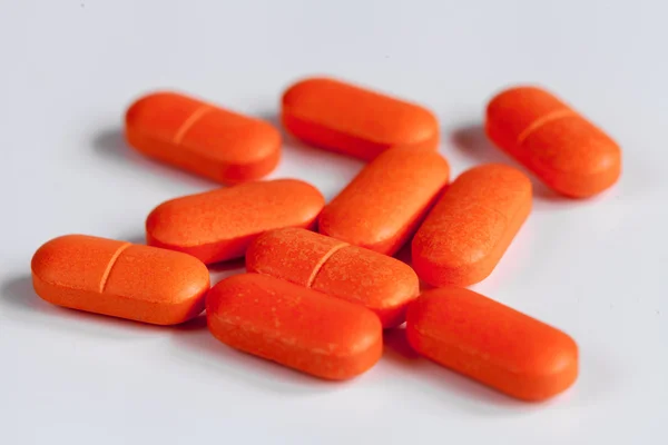 Orange piller på en vit bakgrund — Stockfoto