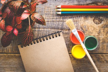 guaj boya ve sulu boya kalemleri ile işyeri ressam