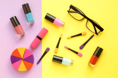 Sarı ve mor arka plan üstten görünüm sette makyaj