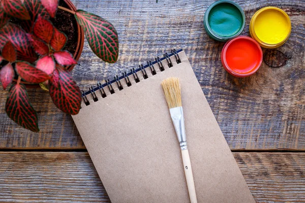 Arbetsplats målare med gouache färg och öppna anteckningsboken ovanifrån — Stockfoto