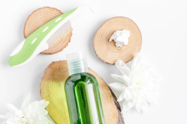 Beyaz arka plan üzerinde bebek için doğal organik kozmetik görünüm top