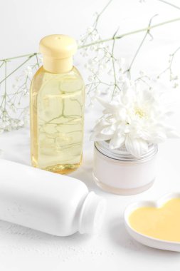 Beyaz arka plan üzerinde bebek için bitkilerle doğal organik kozmetik