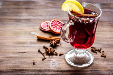 baharat Kupası ahşap arka plan üzerinde mulled şarap