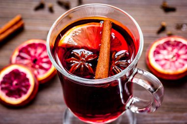 baharat Kupası ahşap arka plan üzerinde mulled şarap