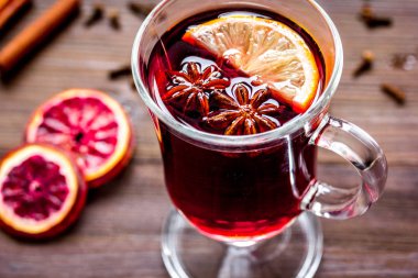 baharat Kupası ahşap arka plan üzerinde mulled şarap