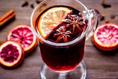 baharat Kupası ahşap arka plan üzerinde mulled şarap