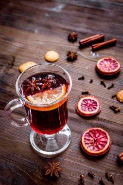 baharat Kupası ahşap arka plan üzerinde mulled şarap
