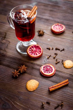 baharat Kupası ahşap arka plan üzerinde mulled şarap