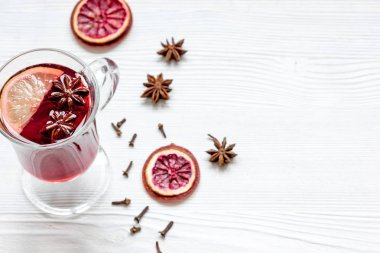 baharat Kupası ahşap arka plan üzerinde mulled şarap