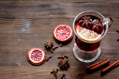 Kupası ahşap arka plan üstten görünüm içinde baharatlar ile mulled şarap