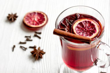 baharat Kupası ahşap arka plan üzerinde mulled şarap