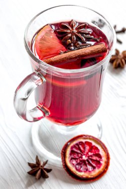 baharat Kupası ahşap arka plan üzerinde mulled şarap