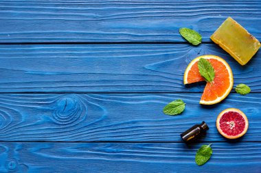 mavi arka plan üstten görünüm üzerinde narenciye ile organik kozmetik