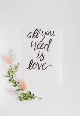 Kaligrafi çiçekli desen. Tek ihtiyacın olan şey aşk.