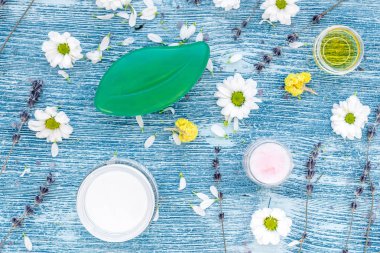 mavi arka plan üzerinde papatya ile organik kozmetik görünüm top