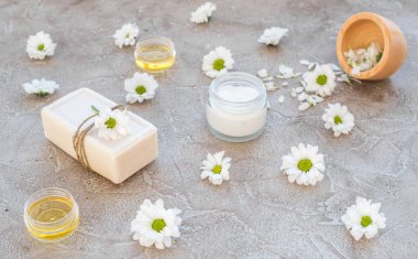Papatya taş zemin üzerine ile organik kozmetik