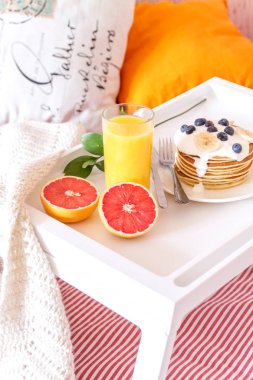 tepsi suyu ile yatakta kahvaltı kavramı