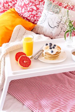 tepsi suyu ile yatakta kahvaltı kavramı