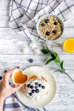 Ahşap arka plan üstten görünüm üzerinde çiçekli kahvaltı konsepti