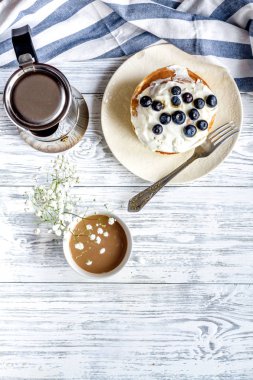 Ahşap arka plan üstten görünüm üzerinde çiçekli kahvaltı konsepti