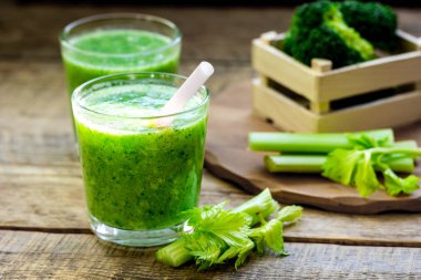 Yeşil sebze güler yüzlü ahşap arka plan cam