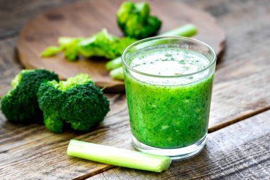 Yeşil sebze güler yüzlü ahşap arka plan cam