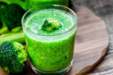 Yeşil sebze güler yüzlü ahşap arka plan cam